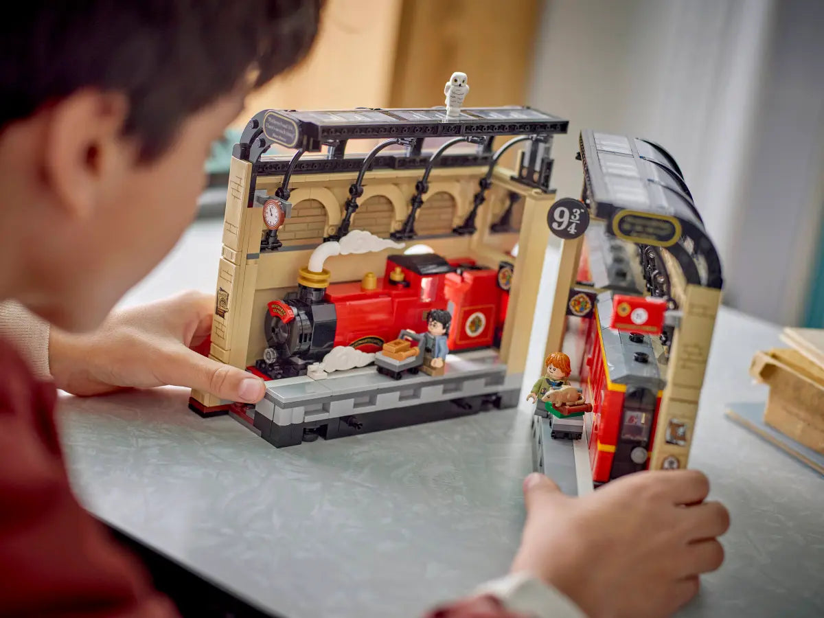 LEGO Harry Potter Book Nook: Hogwarts™ Express 76450
