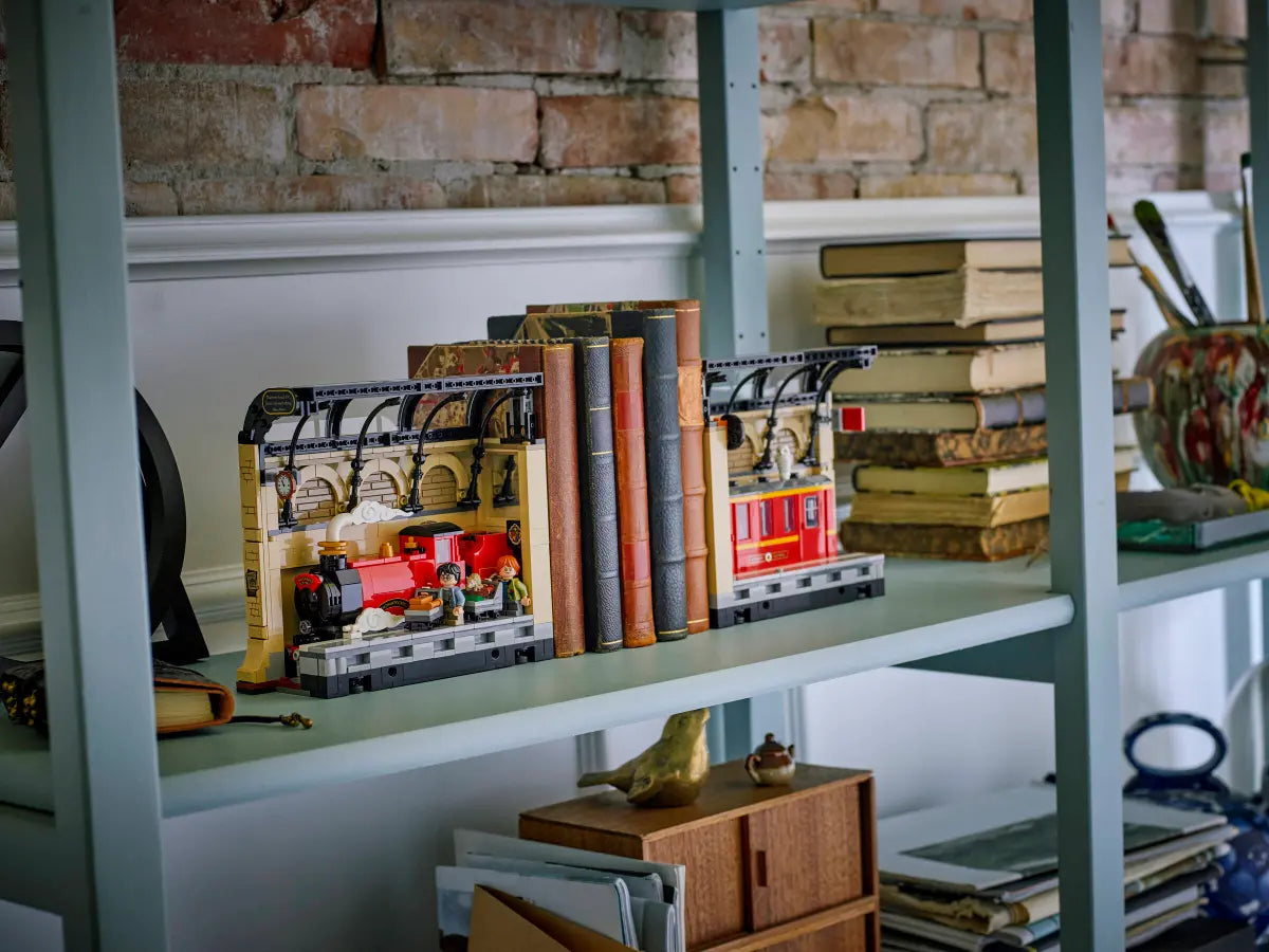LEGO Harry Potter Book Nook: Hogwarts™ Express 76450