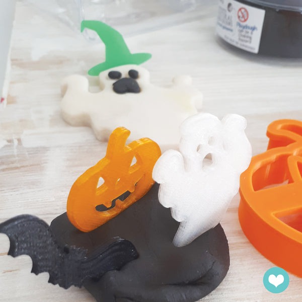 Wonderdough Halloween Party set (2 tubs 90gr + 2 cutters)